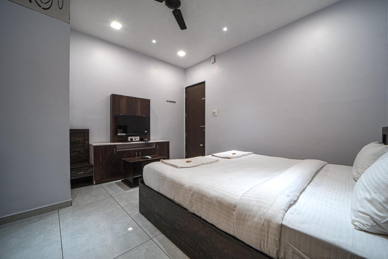 Hotel Saheb Колхапур Екстериор снимка